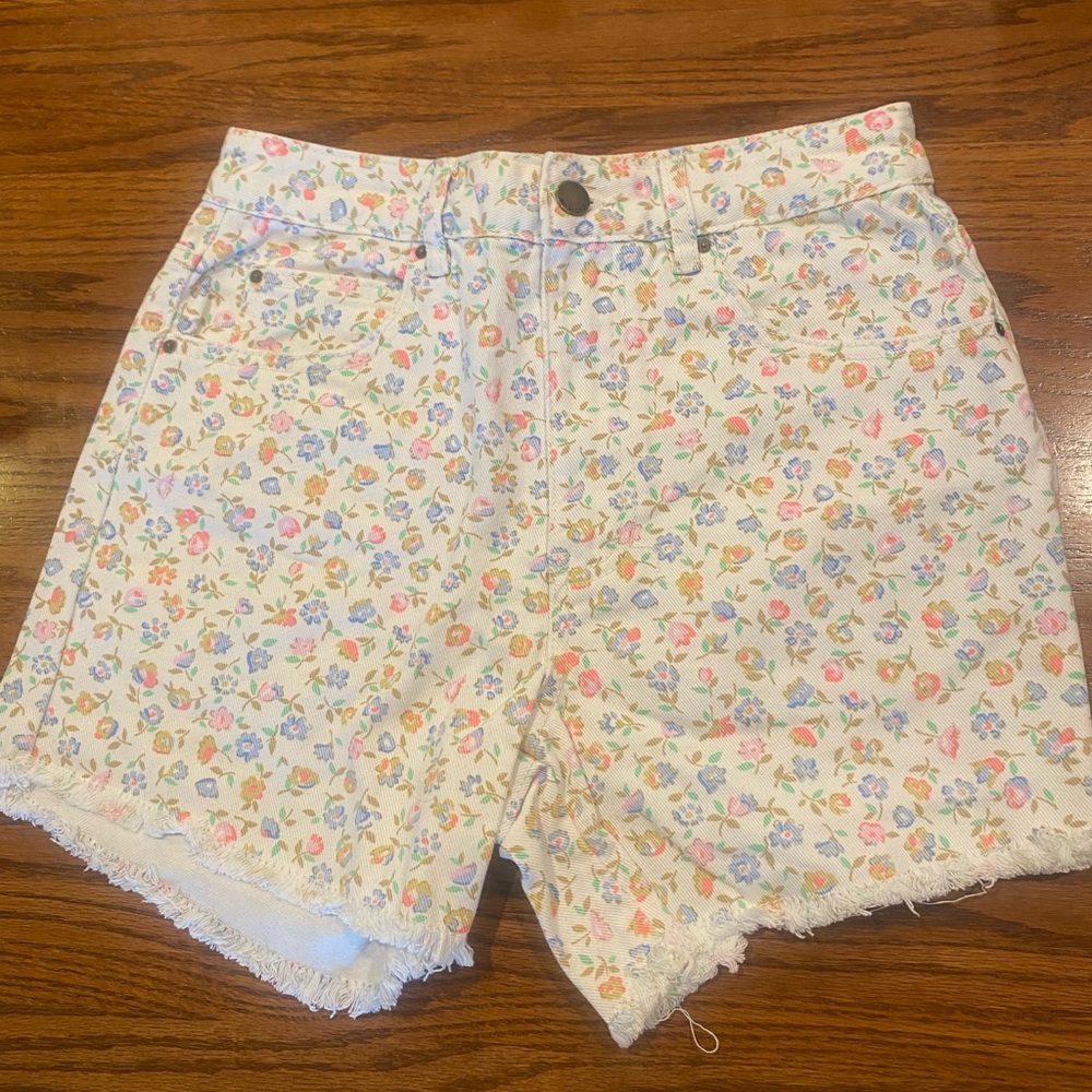 Rare Billabong Women’s Jean Shorts with flower detail